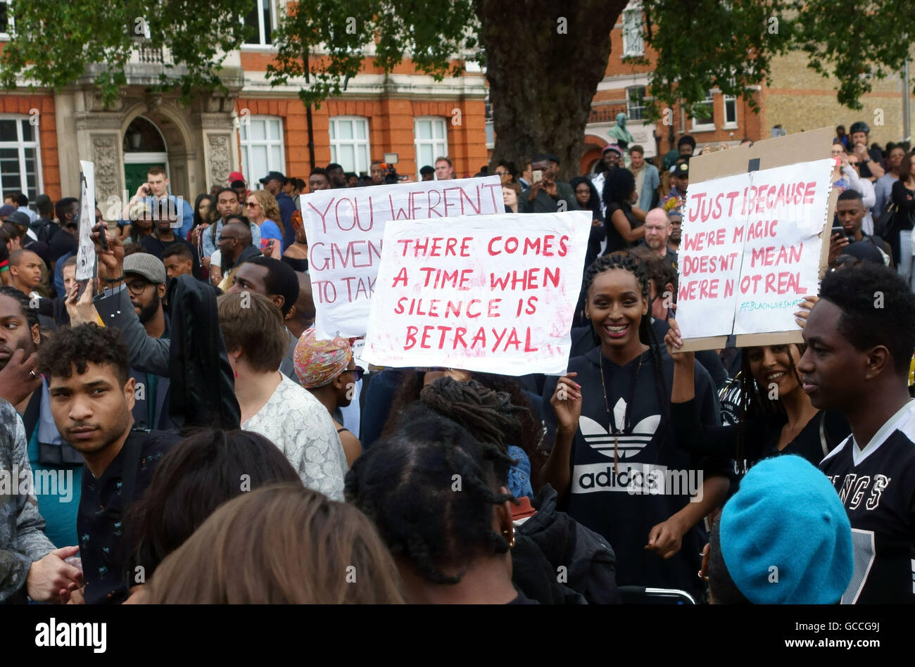 Londres, Royaume-Uni. 09 juillet 2016. Il y avait un grand Black vit Question protester à Brixton ce soir. Des centaines de manifestants ont bloqué la route principale à travers la zone occupée et la jonction de Brixton Hill et Acre Lane. (C) Jeffrey Blackler/Alamy Live News Banque D'Images