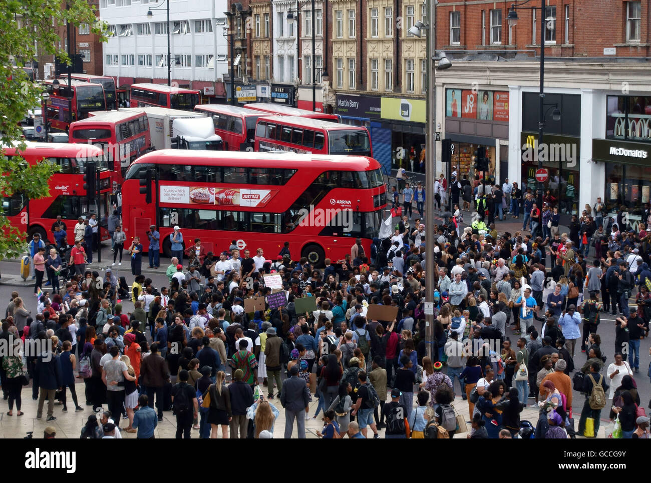 Londres, Royaume-Uni. 09 juillet 2016. Il y avait un grand Black vit Question protester à Brixton ce soir. Des centaines de manifestants ont bloqué la route principale à travers la zone occupée et la jonction de Brixton Hill et Acre Lane. (C) Jeffrey Blackler/Alamy Live News Banque D'Images