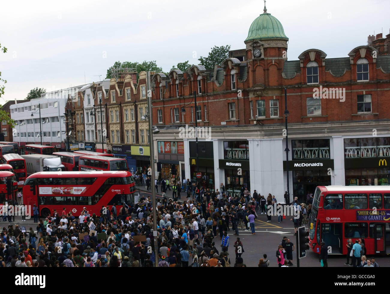 Londres, Royaume-Uni. 09 juillet 2016. Il y avait un grand Black vit Question protester à Brixton ce soir. Des centaines de manifestants ont bloqué la route principale à travers la zone occupée et la jonction de Brixton Hill et Acre Lane. (C) Jeffrey Blackler/Alamy Live News Banque D'Images