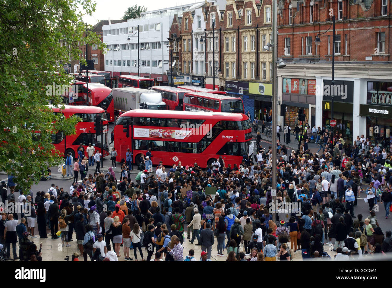 Londres, Royaume-Uni. 09 juillet 2016. Il y avait un grand Black vit Question protester à Brixton ce soir. Des centaines de manifestants ont bloqué la route principale à travers la zone occupée et la jonction de Brixton Hill et Acre Lane. (C) Jeffrey Blackler/Alamy Live News Banque D'Images