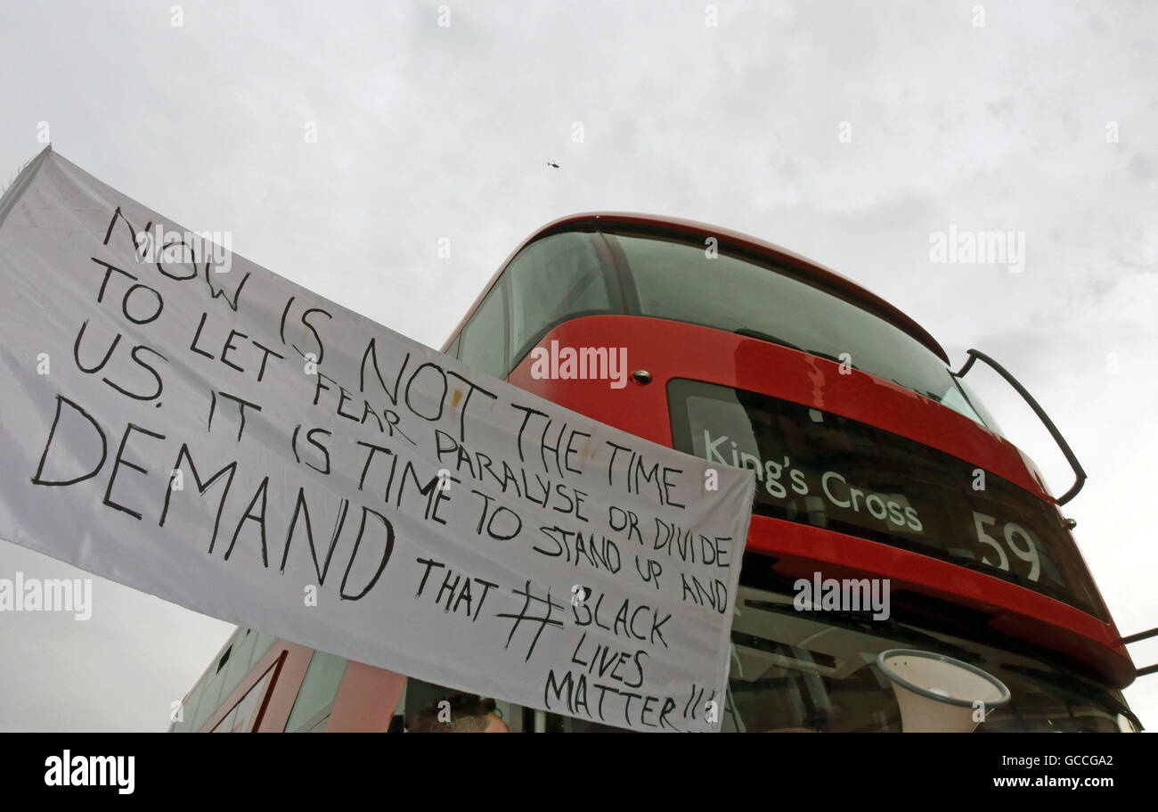 Londres, Royaume-Uni. 09 juillet 2016. Il y avait un grand Black vit Question protester à Brixton ce soir. Des centaines de manifestants ont bloqué la route principale à travers la zone occupée et la jonction de Brixton Hill et Acre Lane. (C) Jeffrey Blackler/Alamy Live News Banque D'Images