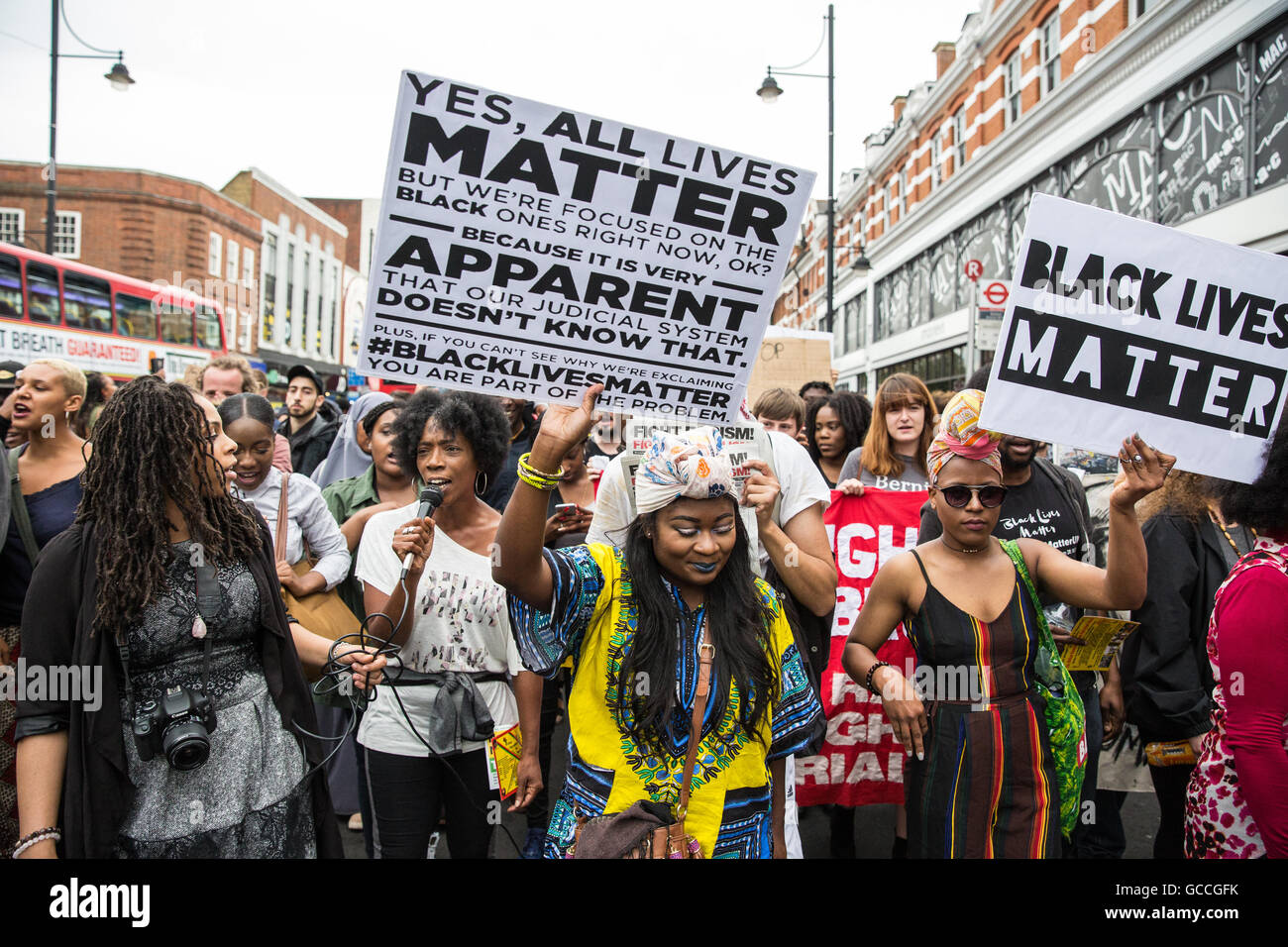 Londres, Royaume-Uni. 09 juillet 2016. Des groupes de militants y compris Black vit Question UK mars à Brixton en solidarité avec Alton Sterling et Philando Castille, qui ont été tués par la police de Dallas et Minnesota la semaine dernière. Les participants à la marche se souvient également de nombreuses autres victimes de violences policières, tant aux États-Unis et au Royaume-Uni. Banque D'Images