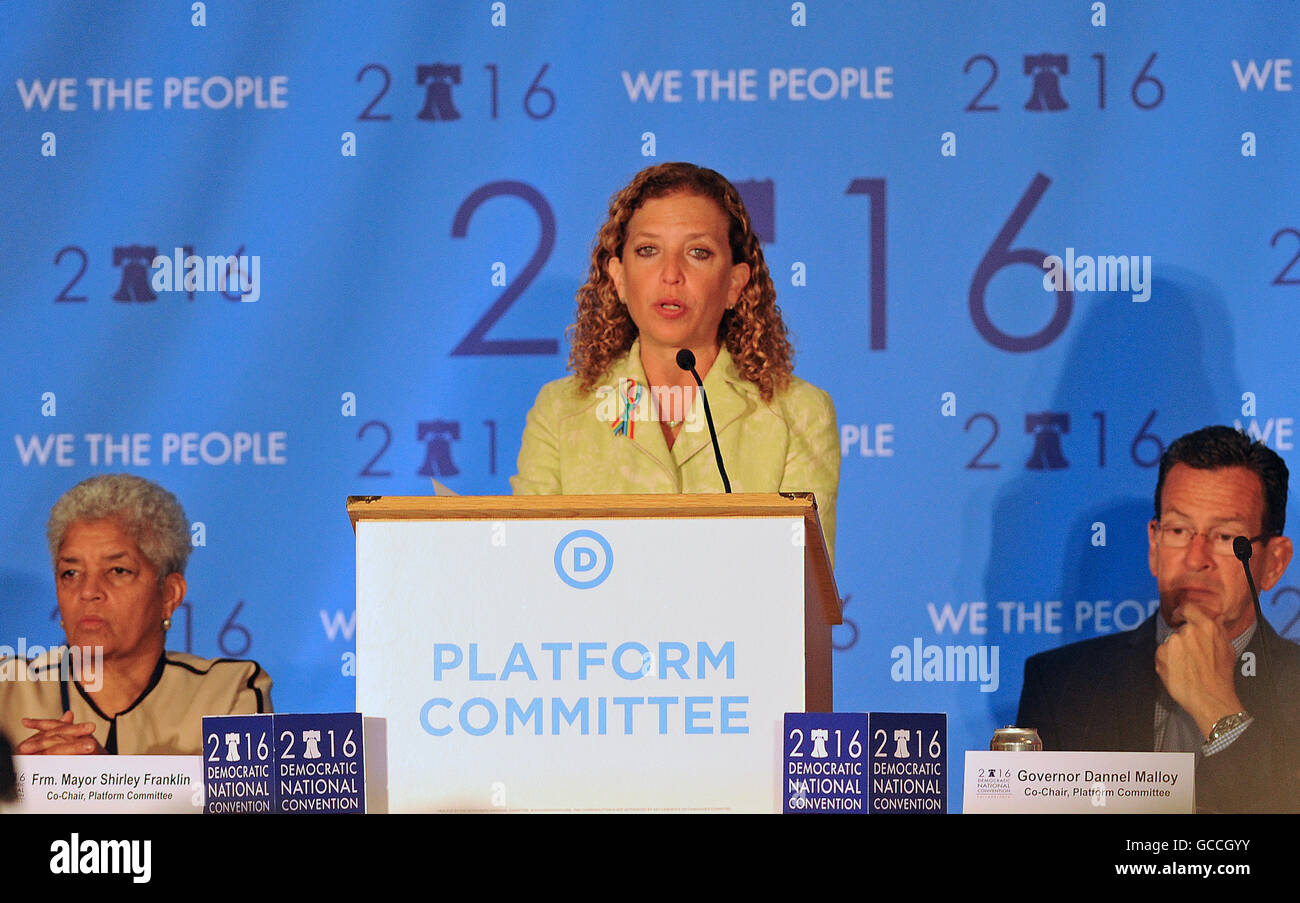 Orlando, Floride, USA. 09 juillet 2016. Représentant des États-Unis Debbie Wasserman Schultz (D-FL), Président du Comité National Démocrate, adresses participants à la Convention nationale démocrate de 2016 Réunion du Comité de la plate-forme à l'Hôtel Doubletree by Hilton Hotel à Orlando, Floride, le 9 juillet 2016. Le candidat démocrate Bernie Sanders n'a pas réussi à obtenir un langage contraire à l'accord de partenariat transpacifique inséré dans le projet de plate-forme démocratique à la réunion des parties. Crédit : Paul Hennessy/Alamy Live News Banque D'Images