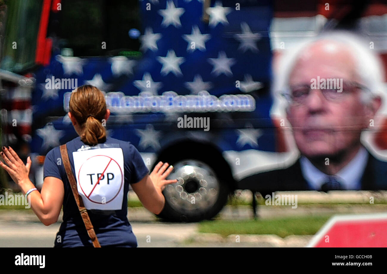 Orlando, Floride, USA. 09 juillet 2016. Un opposant au partenariat transpacifique (PTP) s'approche d'un Bernie Sanders bus campagne en dehors de la Convention nationale démocrate de 2016 Réunion du Comité de la plate-forme à l'Hôtel Doubletree by Hilton Hotel à Orlando, Floride, le 9 juillet 2016. Le candidat démocrate Bernie Sanders n'a pas réussi à obtenir un langage contraire à l'accord de partenariat transpacifique inséré dans le projet de plate-forme démocratique à la réunion du comité. Crédit : Paul Hennessy/Alamy Live News Banque D'Images