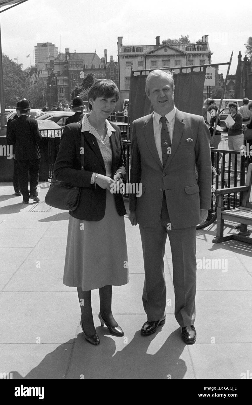 Ann Winterton, à gauche, a élu député conservateur de Congleton, Cheshire, arrivant à Westminster avec son mari, Nicholas Winterton, député conservateur de Macclesfield, lorsque le nouveau Parlement s'est réuni pour la première fois. Banque D'Images