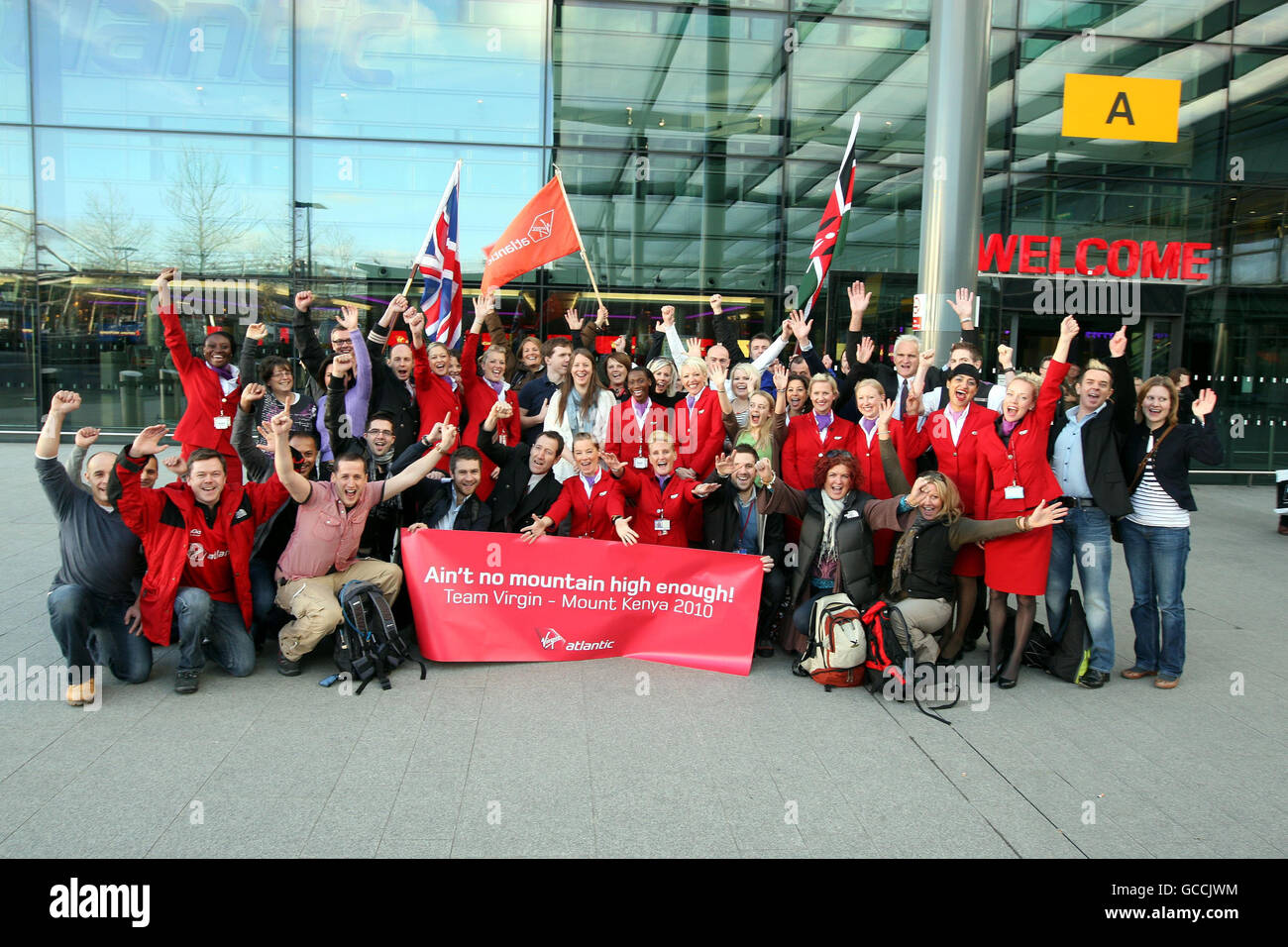 60 membres du personnel de Virgin Atlantic posent pour les médias à l'aéroport d'Heathrow avant d'escalader le Mont Kenya. Banque D'Images