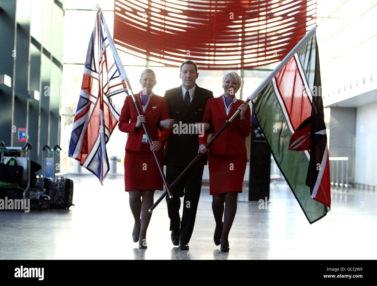 Le capitaine Chris Hall est accompagné de Lucy Journeaux (à gauche) et de Karina McGuire, ainsi que de 60 autres membres du personnel de Virgin Atlantic, pour poser pour les médias à l'aéroport d'Heathrow avant d'escalader le mont Kenya. Banque D'Images