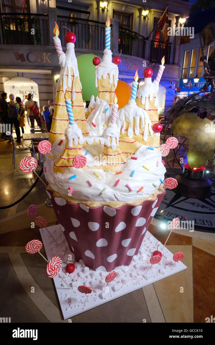 Les Boulangers Tatoues Creent Un Cupcake Geant Pour Celebrer Le Premier Anniversaire De Kidzania A Londres Photo Stock Alamy Les Boulangers Tatoues Creent Un Cupcake Geant Pour Celebrer Le Premier Anniversaire De Kidzania A Londres Photo Stock Alamy