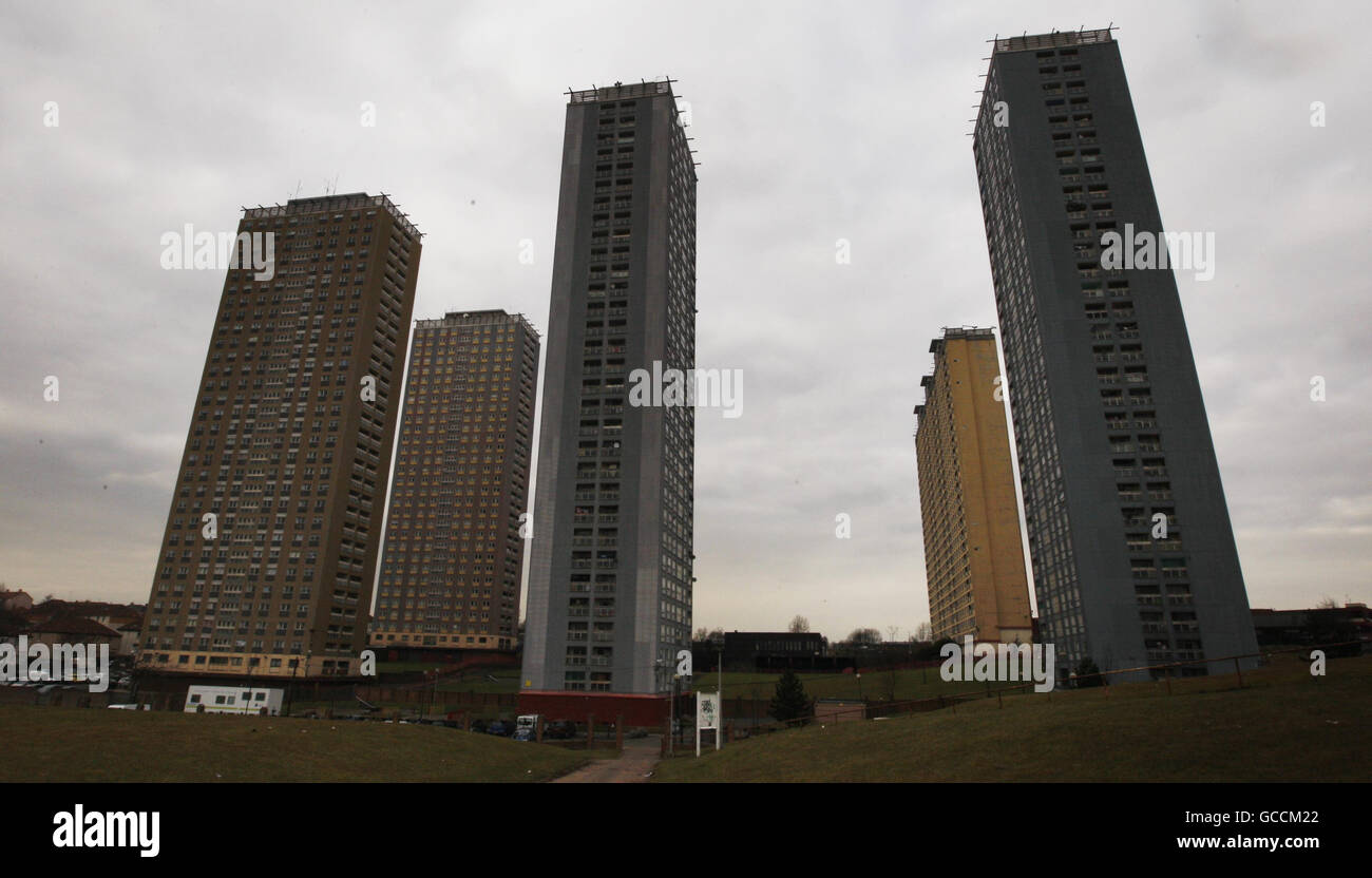 Vue générale montrant des blocs d'appartements à Petershill Drive à Springburn, Glasgow, après le suicide apparent de trois demandeurs d'asile. Banque D'Images