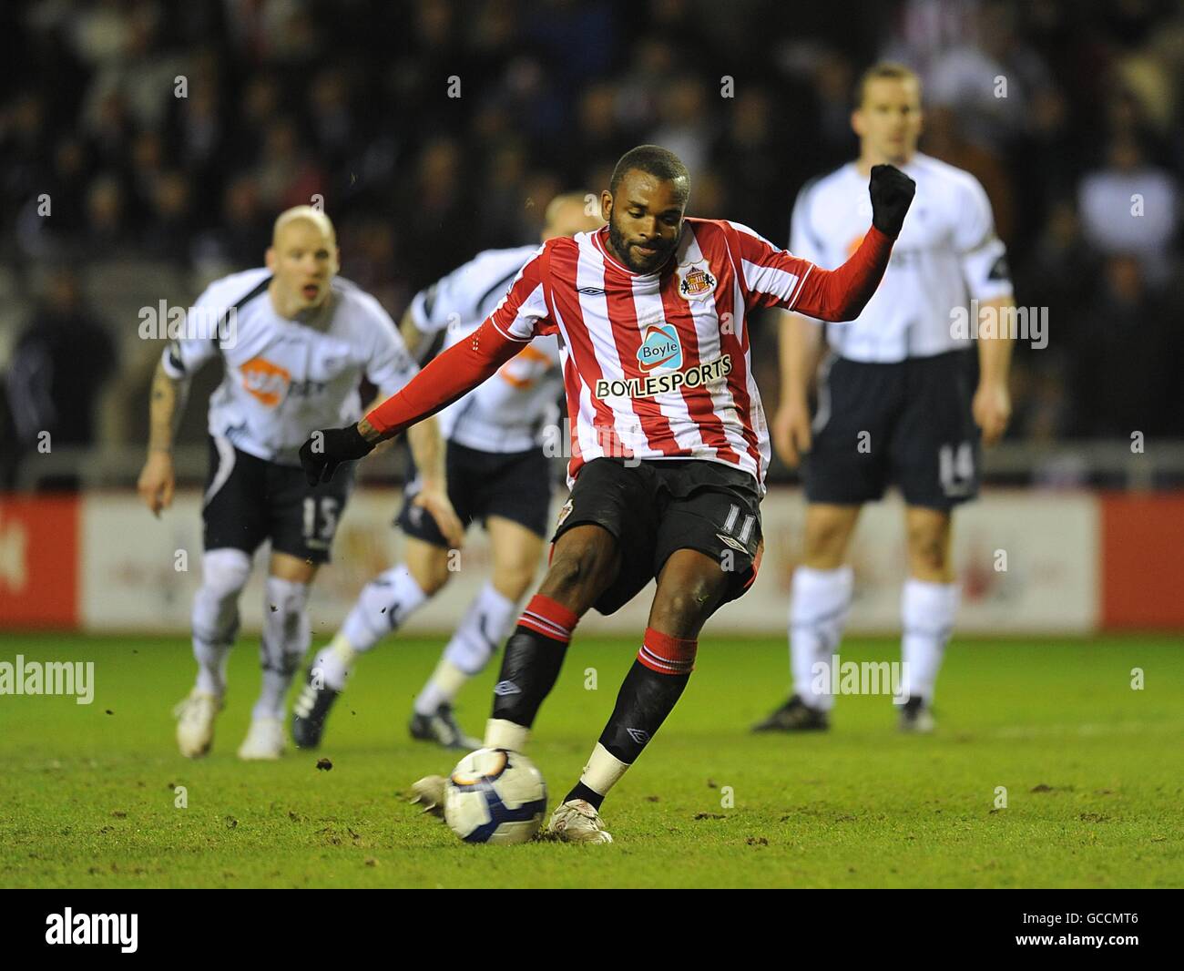 Darren Bent de Sunderland marque son deuxième et ses côtés troisième but du jeu à partir de la zone de pénalité Banque D'Images