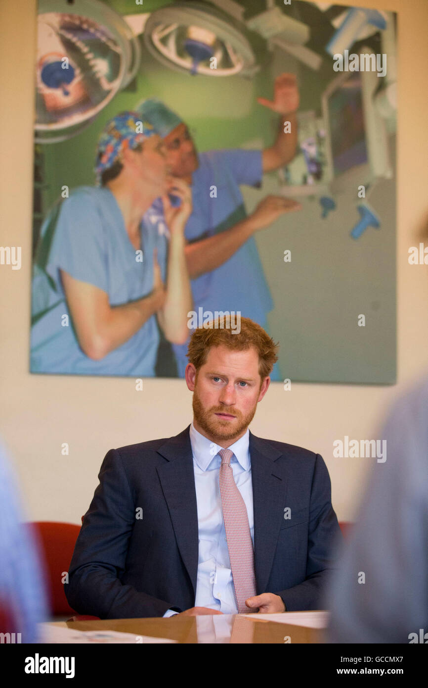 Le prince Harry prend part à une table ronde avec le VIH les médecins au King's College Hospital de Londres du sud dans le cadre de son désir d'en apprendre davantage et de sensibiliser le public à la lutte contre le VIH et le SIDA à l'échelle internationale et au Royaume-Uni. Banque D'Images