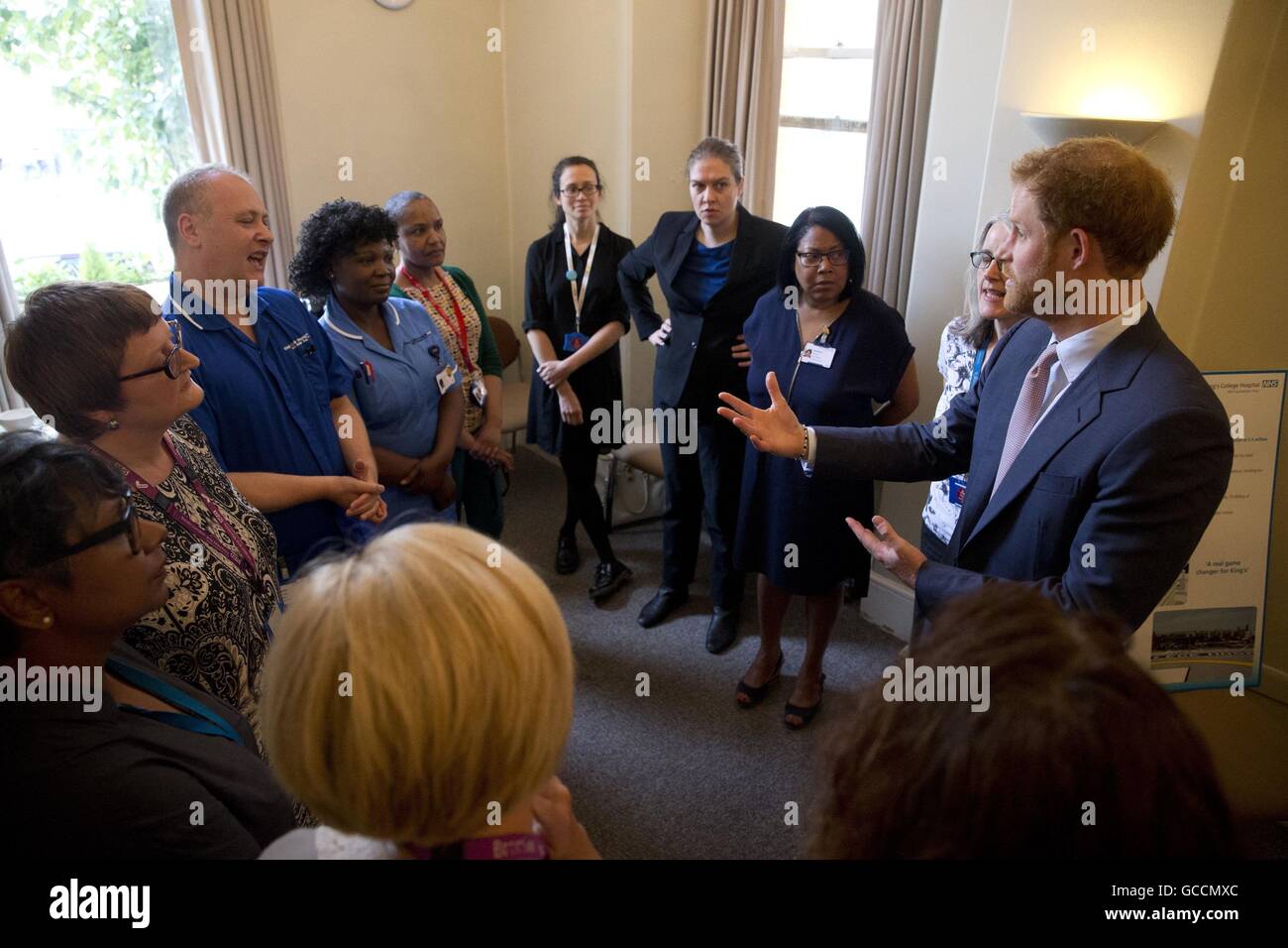 Le prince Harry prend part à une table ronde avec le VIH les médecins au King's College Hospital de Londres du sud dans le cadre de son désir d'en apprendre davantage et de sensibiliser le public à la lutte contre le VIH et le SIDA à l'échelle internationale et au Royaume-Uni. Banque D'Images