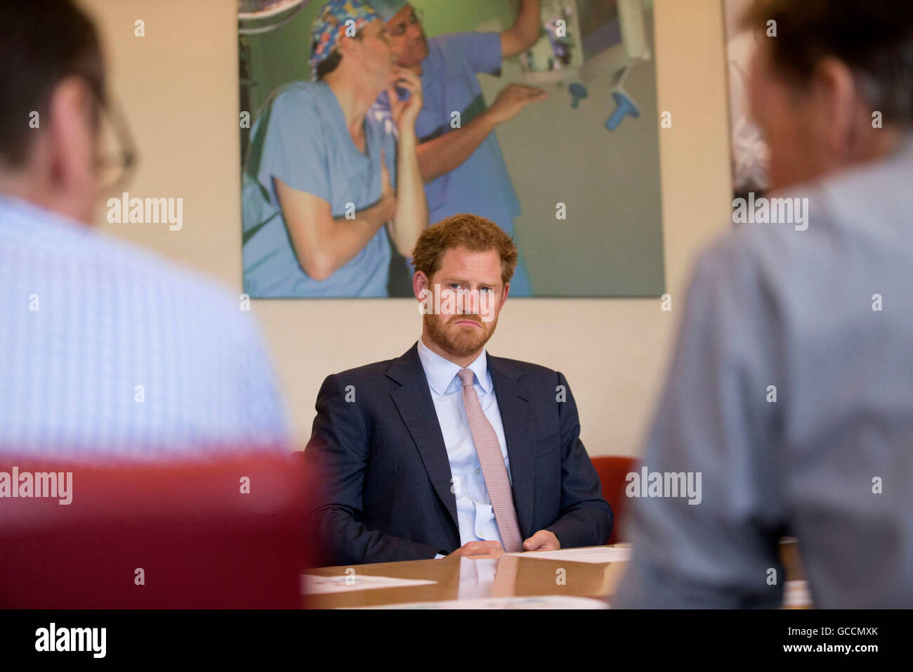 Le prince Harry prend part à une table ronde avec le VIH les médecins au King's College Hospital de Londres du sud dans le cadre de son désir d'en apprendre davantage et de sensibiliser le public à la lutte contre le VIH et le SIDA à l'échelle internationale et au Royaume-Uni. Banque D'Images