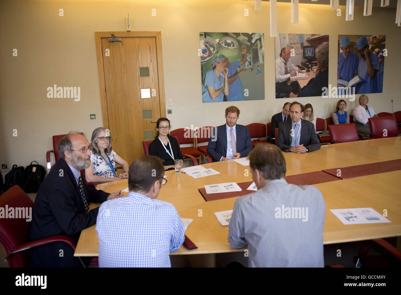 Le prince Harry prend part à une table ronde avec le VIH les médecins au King's College Hospital de Londres du sud dans le cadre de son désir d'en apprendre davantage et de sensibiliser le public à la lutte contre le VIH et le SIDA à l'échelle internationale et au Royaume-Uni. Banque D'Images