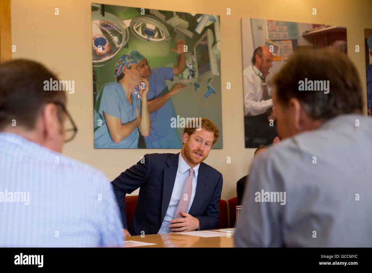Le prince Harry prend part à une table ronde avec le VIH les médecins au King's College Hospital de Londres du sud dans le cadre de son désir d'en apprendre davantage et de sensibiliser le public à la lutte contre le VIH et le SIDA à l'échelle internationale et au Royaume-Uni. Banque D'Images