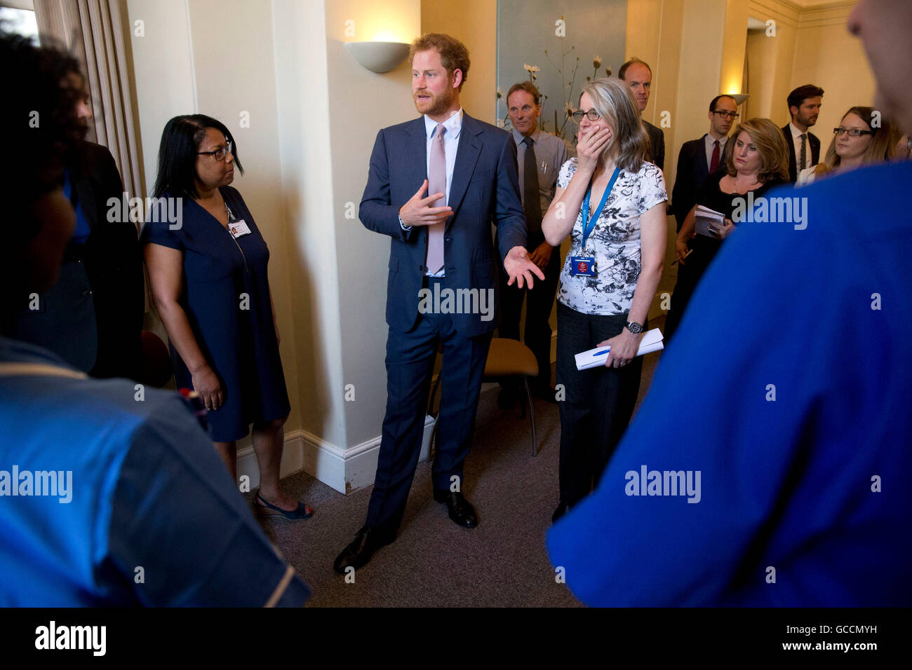 Le prince Harry répond aux médecins spécialistes du VIH au King's College Hospital de Londres du sud dans le cadre de son désir d'en apprendre davantage et de sensibiliser le public à la lutte contre le VIH et le SIDA à l'échelle internationale et au Royaume-Uni. Banque D'Images