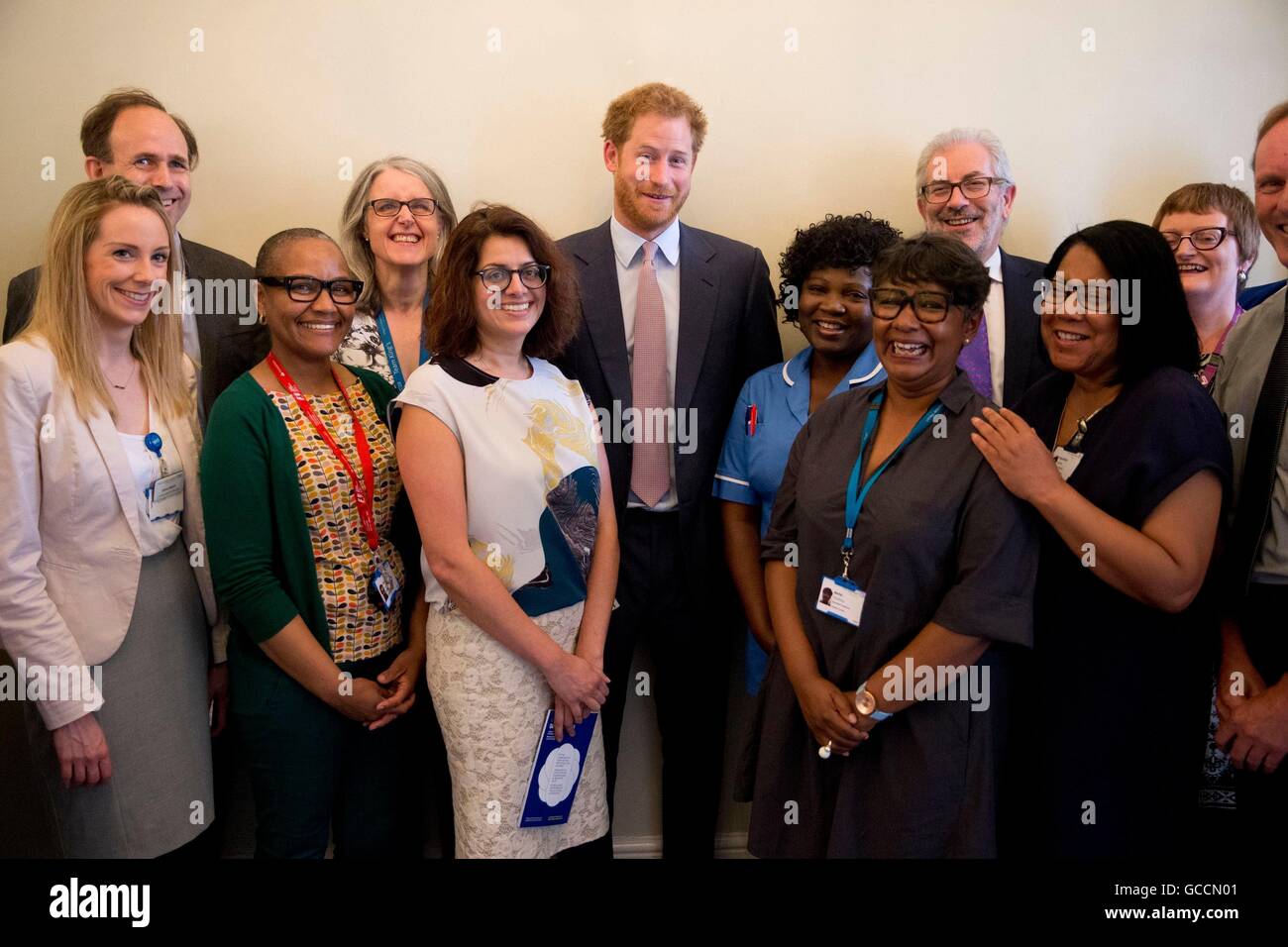 Le prince Harry répond aux médecins spécialistes du VIH au King's College Hospital de Londres du sud dans le cadre de son désir d'en apprendre davantage et de sensibiliser le public à la lutte contre le VIH et le SIDA à l'échelle internationale et au Royaume-Uni. Banque D'Images