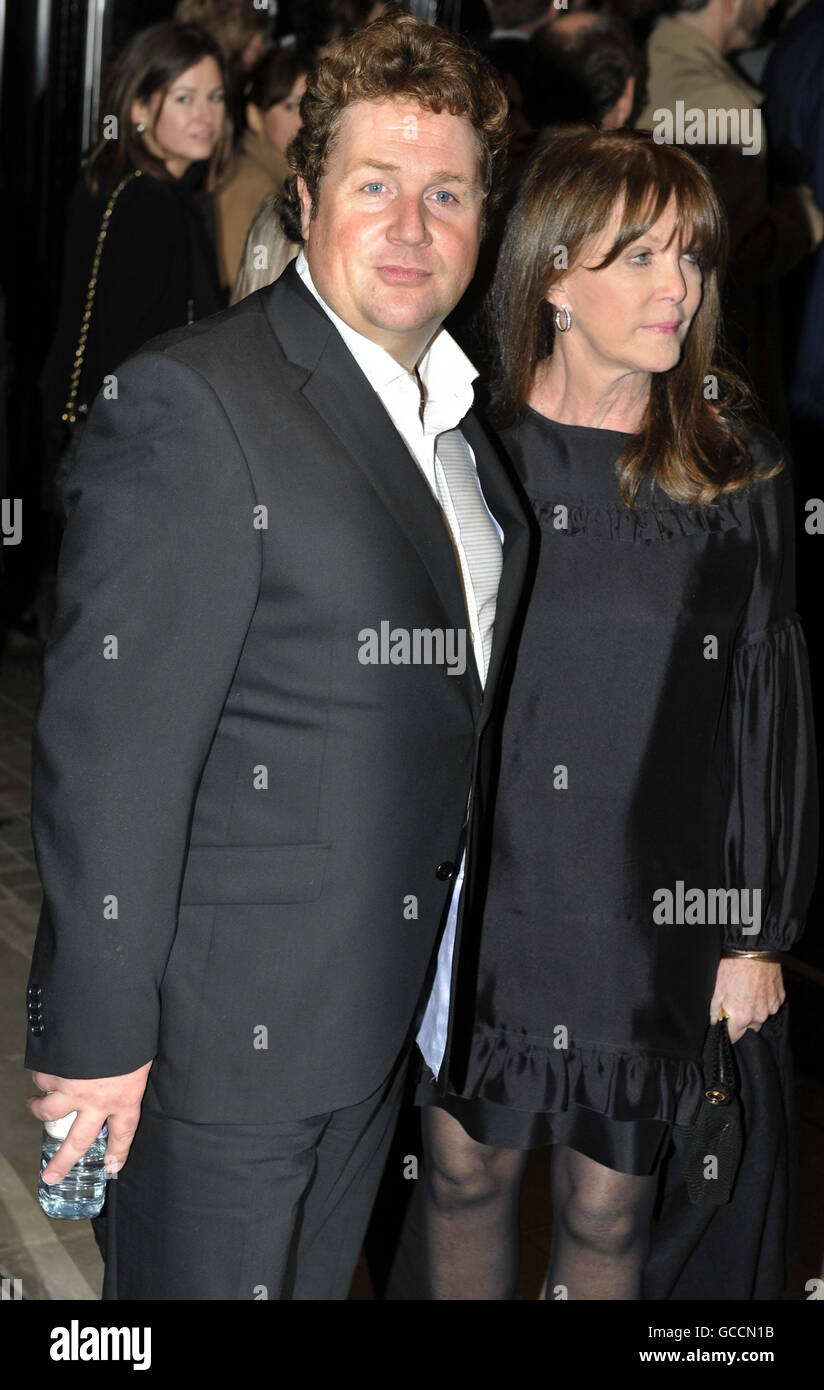 Michael ball arrive avec la partenaire Cathy McGowan pour la première mondiale de la nouvelle production de Lord Andrew Lloyd Webber, Love Never Dies - le suivi du fantôme de l'Opéra, au Adelphi Theatre, Londres. Banque D'Images