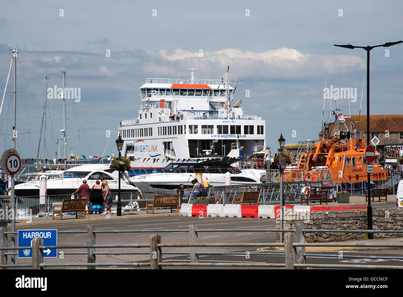 Le port de Yarmouth ÎLE DE WIGHT ANGLETERRE UK L'occupé et à Yarmouth Port populaire avec de petits et grands bateaux Banque D'Images