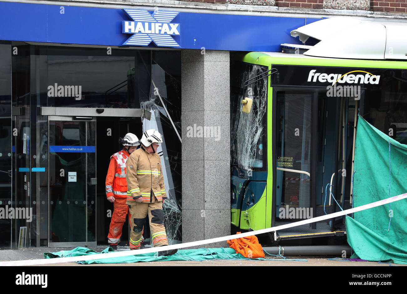 La scène à Darlington où une vieille femme est morte après un piéton est écrasé dans un bus direction générale de la Banque Halifax. Banque D'Images