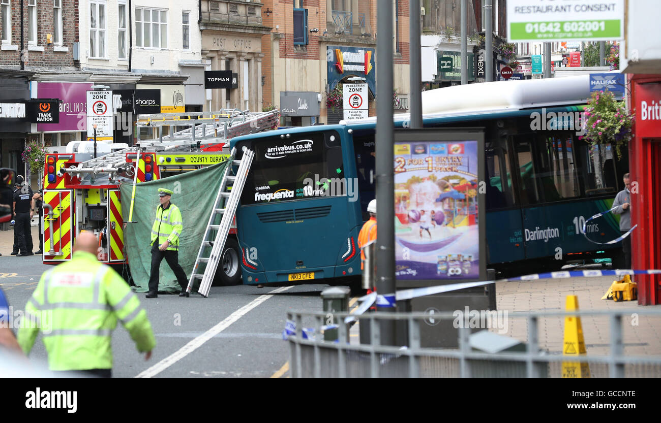 La scène à Darlington où une vieille femme est morte après un piéton est écrasé dans un bus direction générale de la Banque Halifax. Banque D'Images