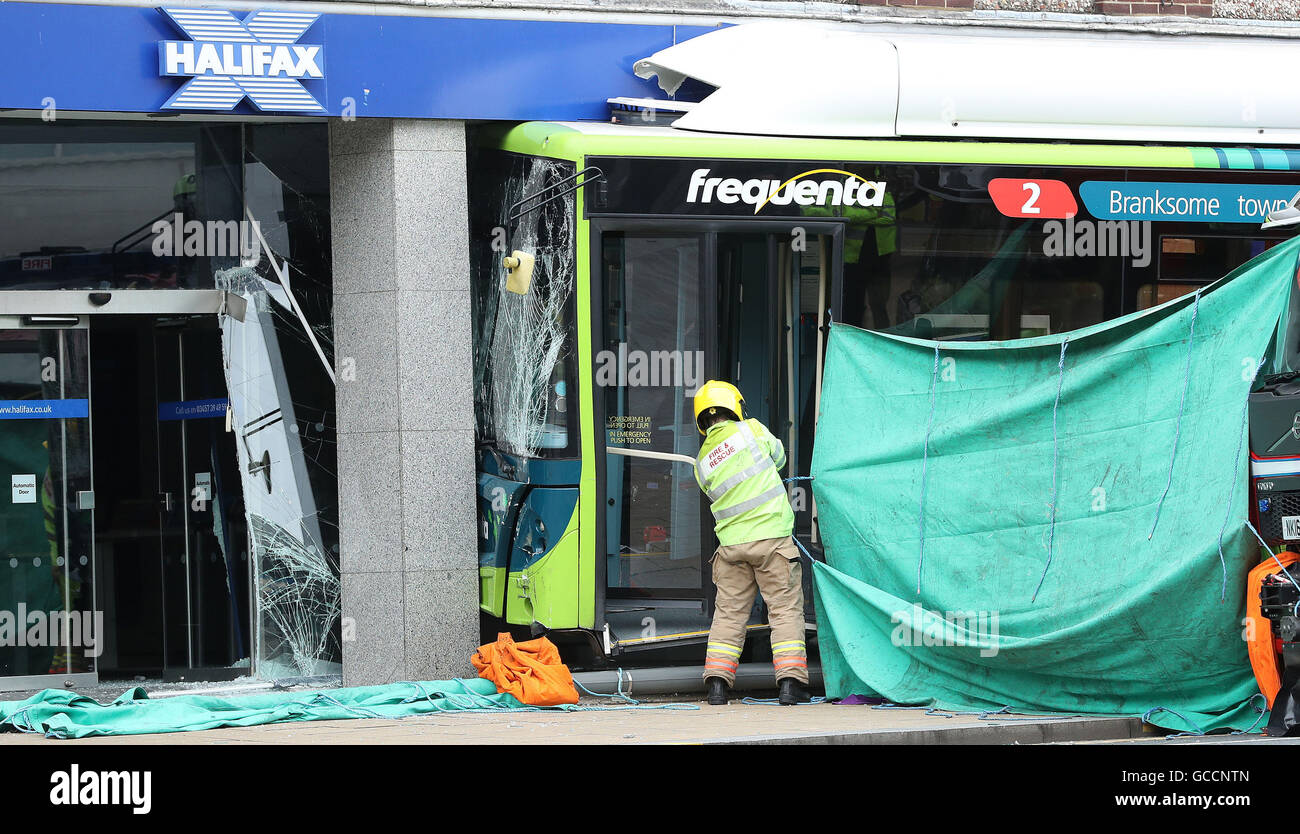 La scène à Darlington où une vieille femme est morte après un piéton est écrasé dans un bus direction générale de la Banque Halifax. Banque D'Images