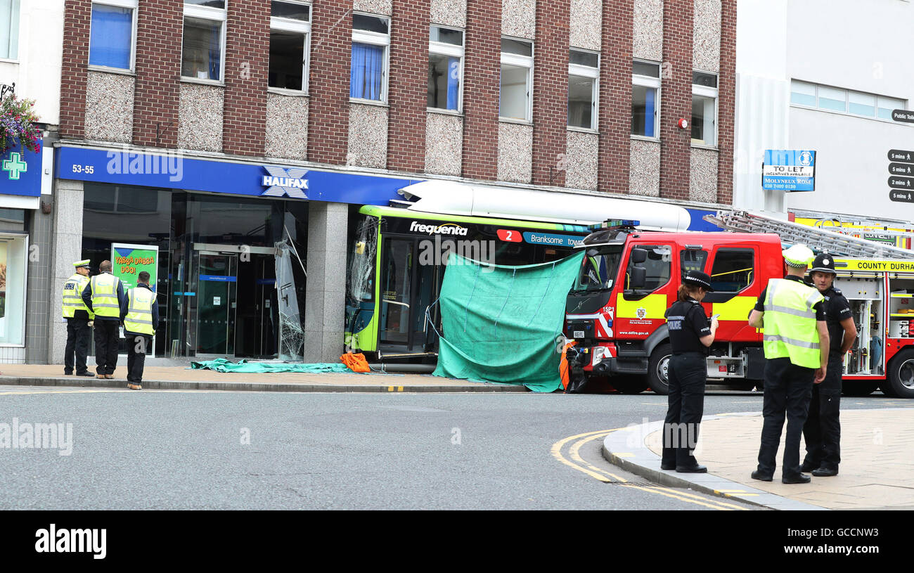 La scène à Darlington où une vieille femme est morte après un piéton est écrasé dans un bus direction générale de la Banque Halifax. Banque D'Images