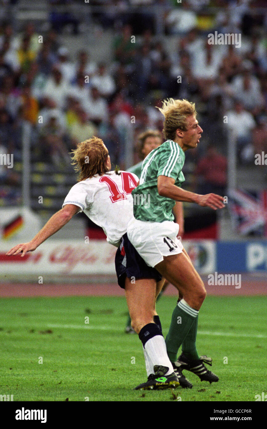 Football - coupe du monde de la FIFA Italia 1990 - semi finale - Allemagne de l'Ouest / Angleterre - Stadio Delle Alpi.Mark Wright en Angleterre (l) et Jurgen Klinsmann en Allemagne de l'Ouest (r) ont une tussle pour le ballon Banque D'Images