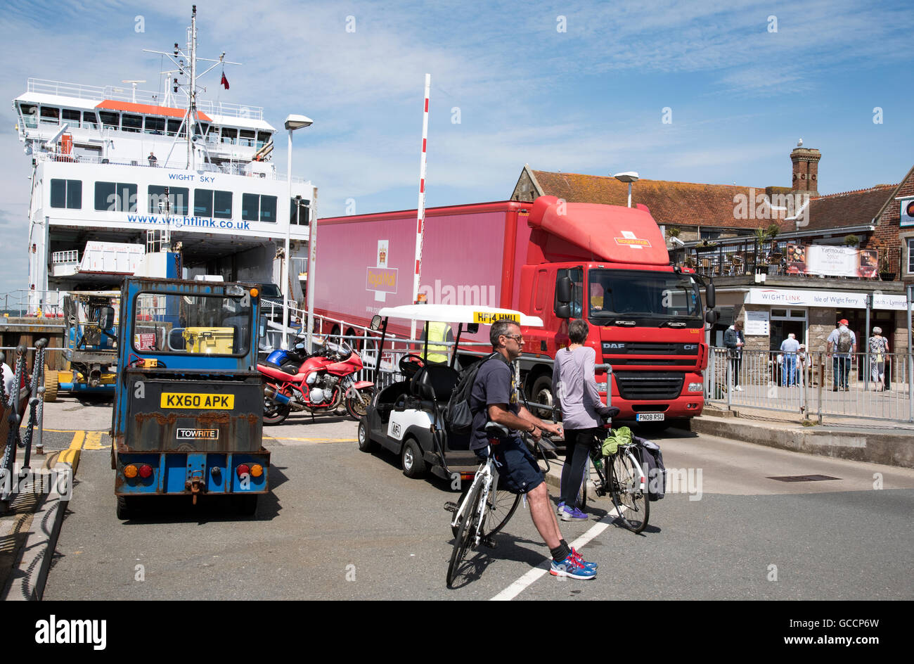 Le port de Yarmouth ÎLE DE WIGHT - cyclistes attendant de monter à bord d'un rouleau sur le rouleau de ferry. Un camion de la Royal Mail débarquement Banque D'Images