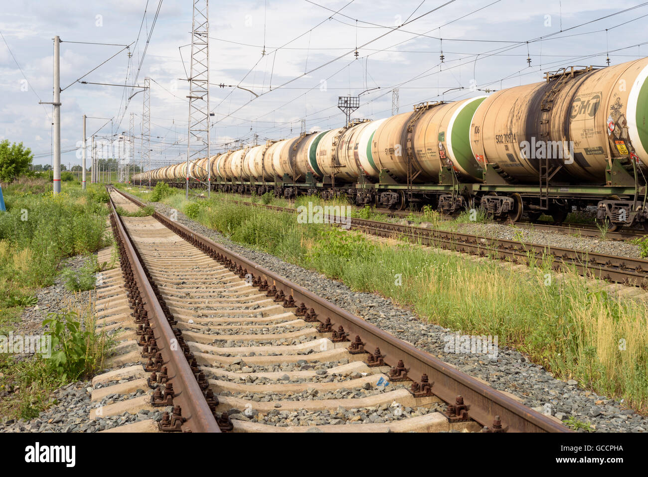 Train de fret transportant des conteneurs pour le gaz et le carburant Banque D'Images