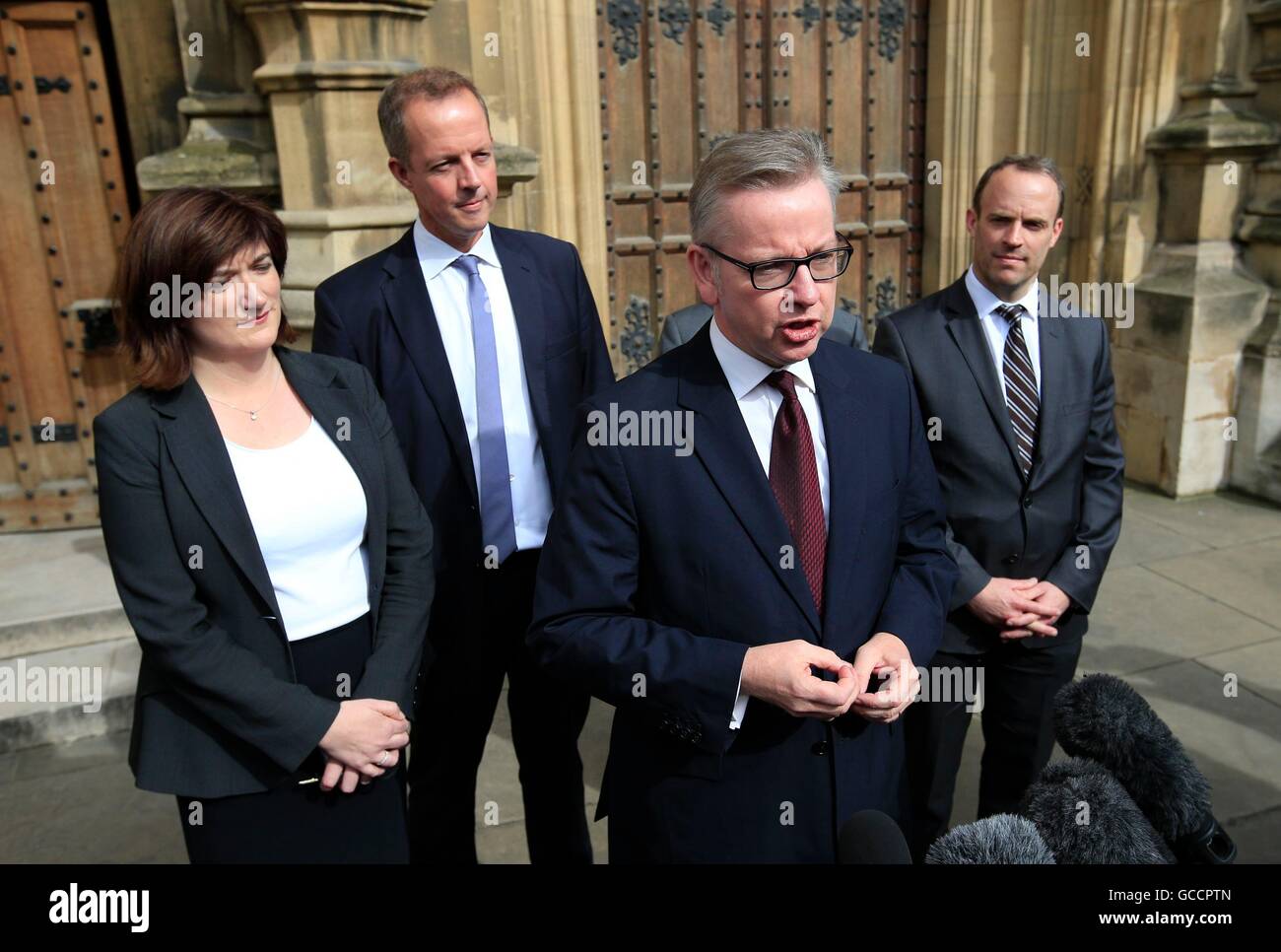 Michael Gove Secrétaire de la Justice fait une déclaration à l'extérieur du palais de Westminster, à Londres, après qu'il a été éliminé au deuxième tour de vote des députés à la direction du parti conservateur. Banque D'Images