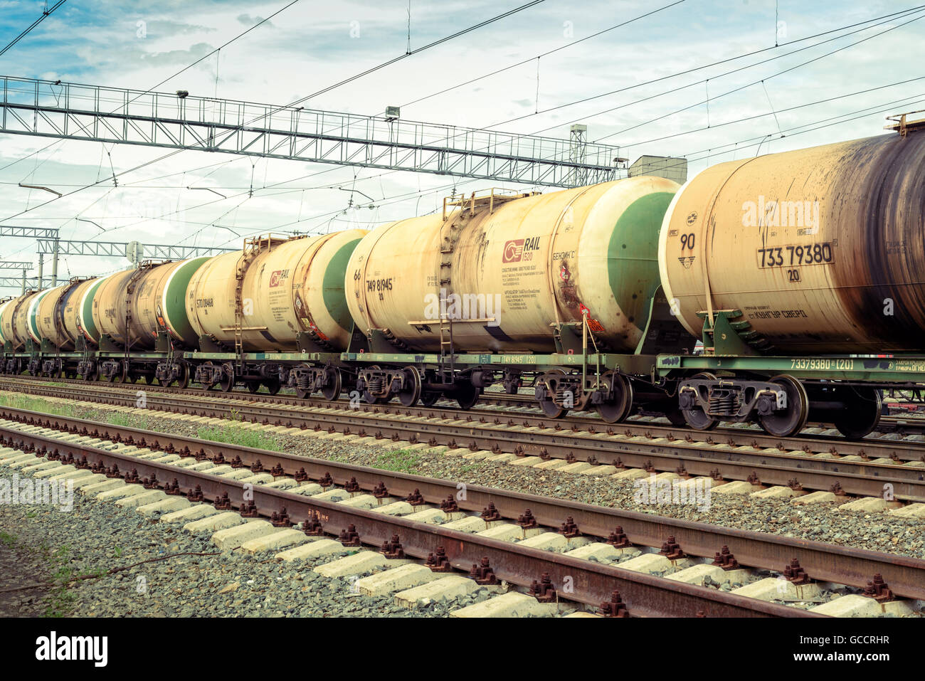 Train de fret transportant des conteneurs pour le gaz et le carburant Banque D'Images