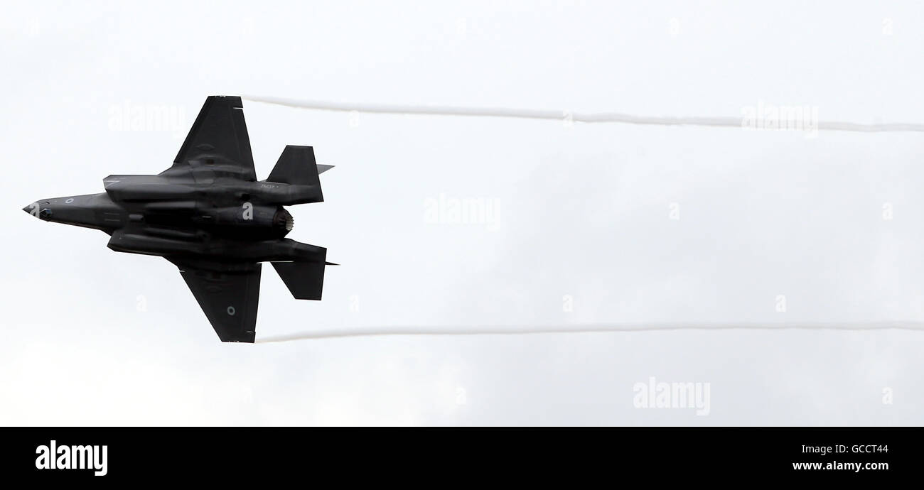 Un Lockheed Martin F-35 Lightning II effectue un défilé aérien durant le Royal International Air Tattoo à Fairford de la RAF - le plus grand meeting aérien militaire. Banque D'Images