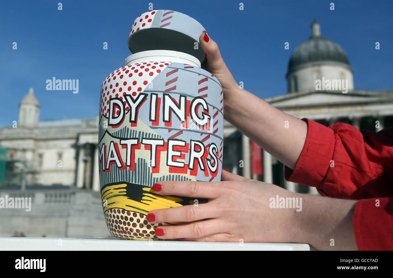 Une urne d'Eddie Redmayne dans l'exposition de la Dying Matters Coalition, présentant des urnes conçues personnellement par un éventail de célébrités, sur des plinthes devant la National Gallery, à Trafalgar Square, Londres, pour sensibiliser le public à la mort, la mort et le deuil en Angleterre. Banque D'Images