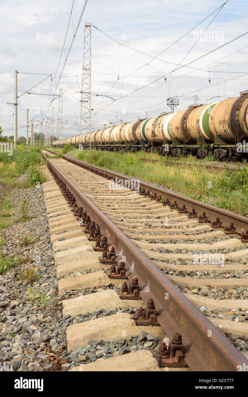 Train de fret transportant des conteneurs pour le gaz et le carburant Banque D'Images