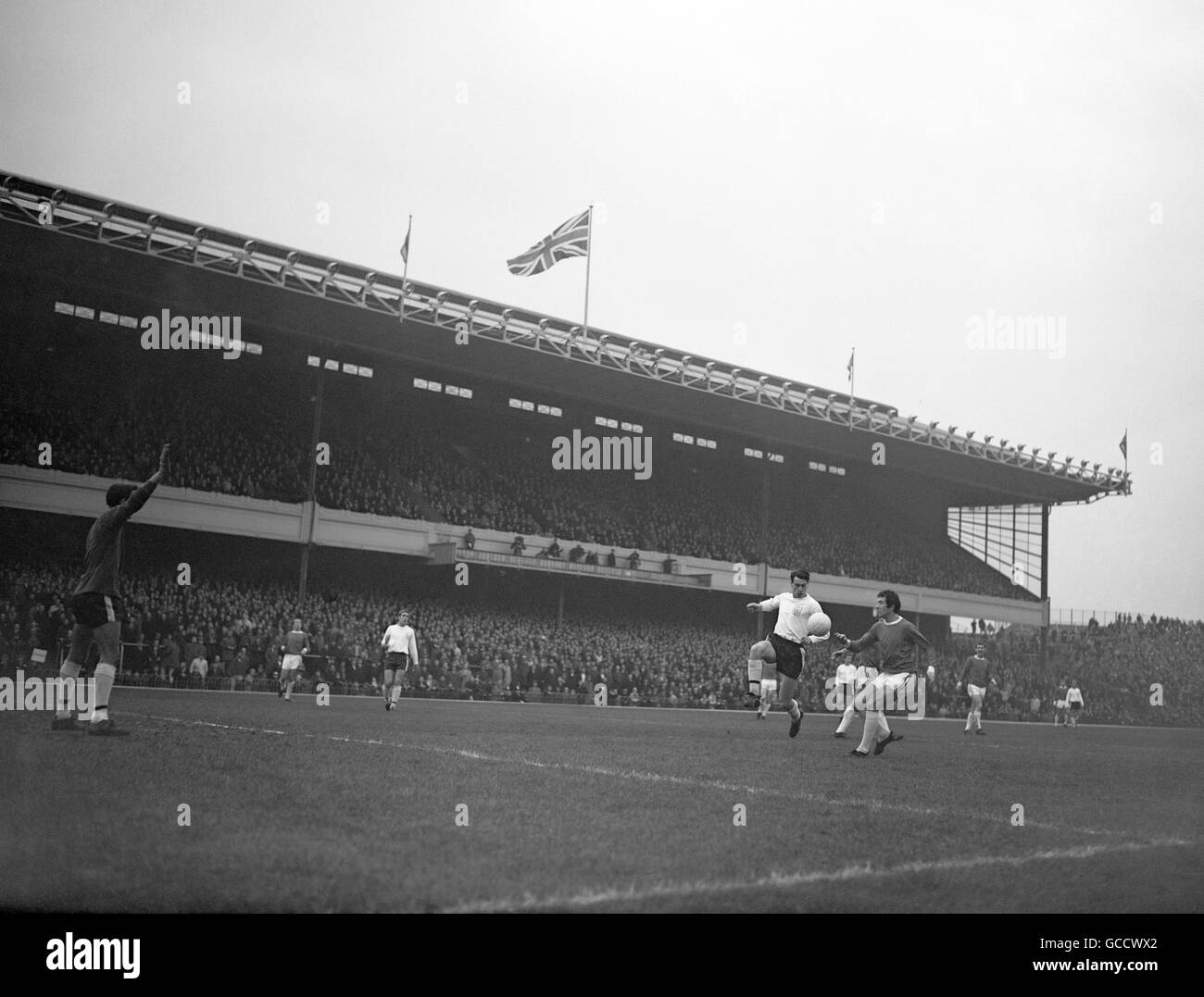 Bobby Robson de Fulham efface le ballon de Jon Sammels d'Arsenal Banque D'Images