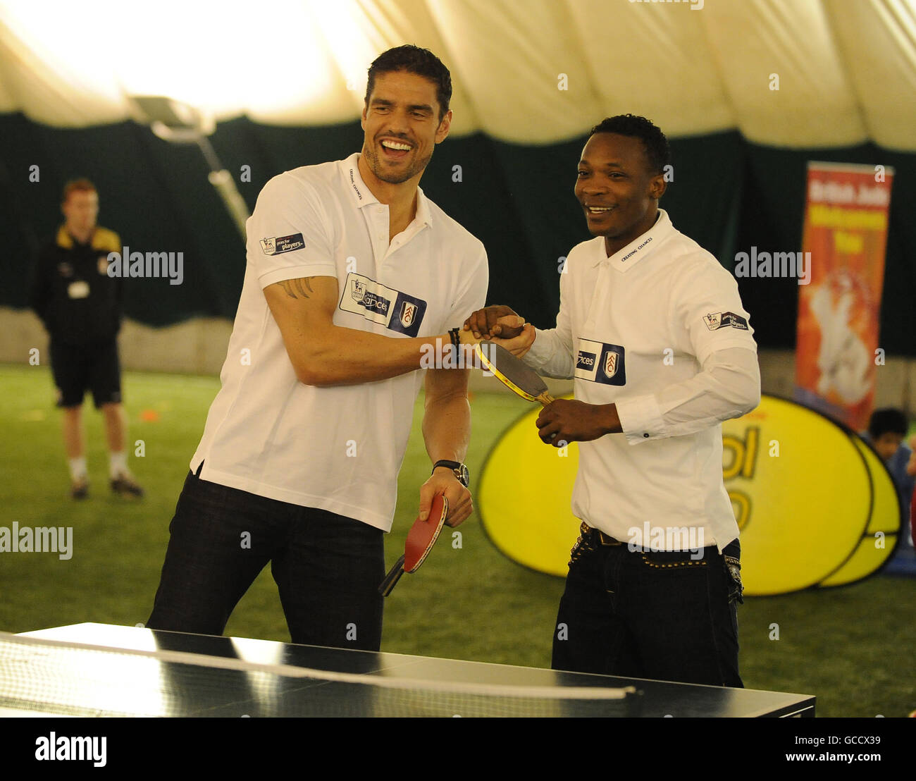 Football - Fulham Community Day - Motspur Park.Pascal Zuberbuhler et John Pantsil jouent au tennis de table Banque D'Images