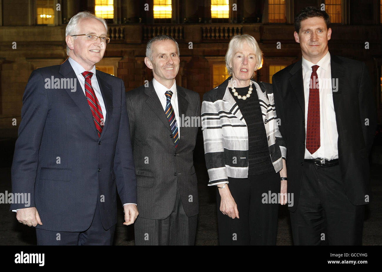 (De gauche à droite) John Gormely, le dirigeant du Parti Vert, dévoile ses nouveaux ministres d'État, Cairan Cuff et Mary White, ainsi que le ministre des Communications, Eamon Ryan, à la presse de Leinster House, à Dublin, après le remaniement du cabinet d'aujourd'hui. Banque D'Images