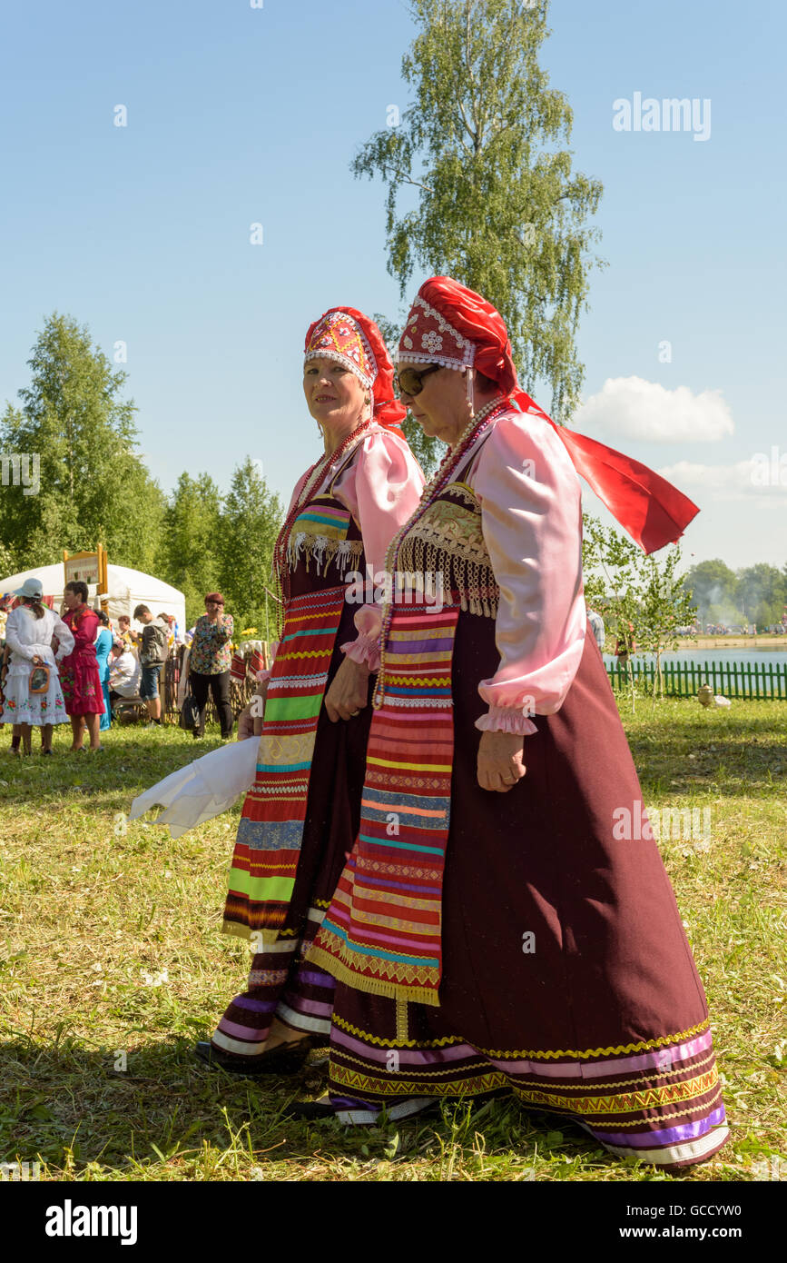 Les Russes célèbrent Sabantuy en 2016 par le port de Bashkir et le tartre robes traditionnelles et costumes ethniques Banque D'Images