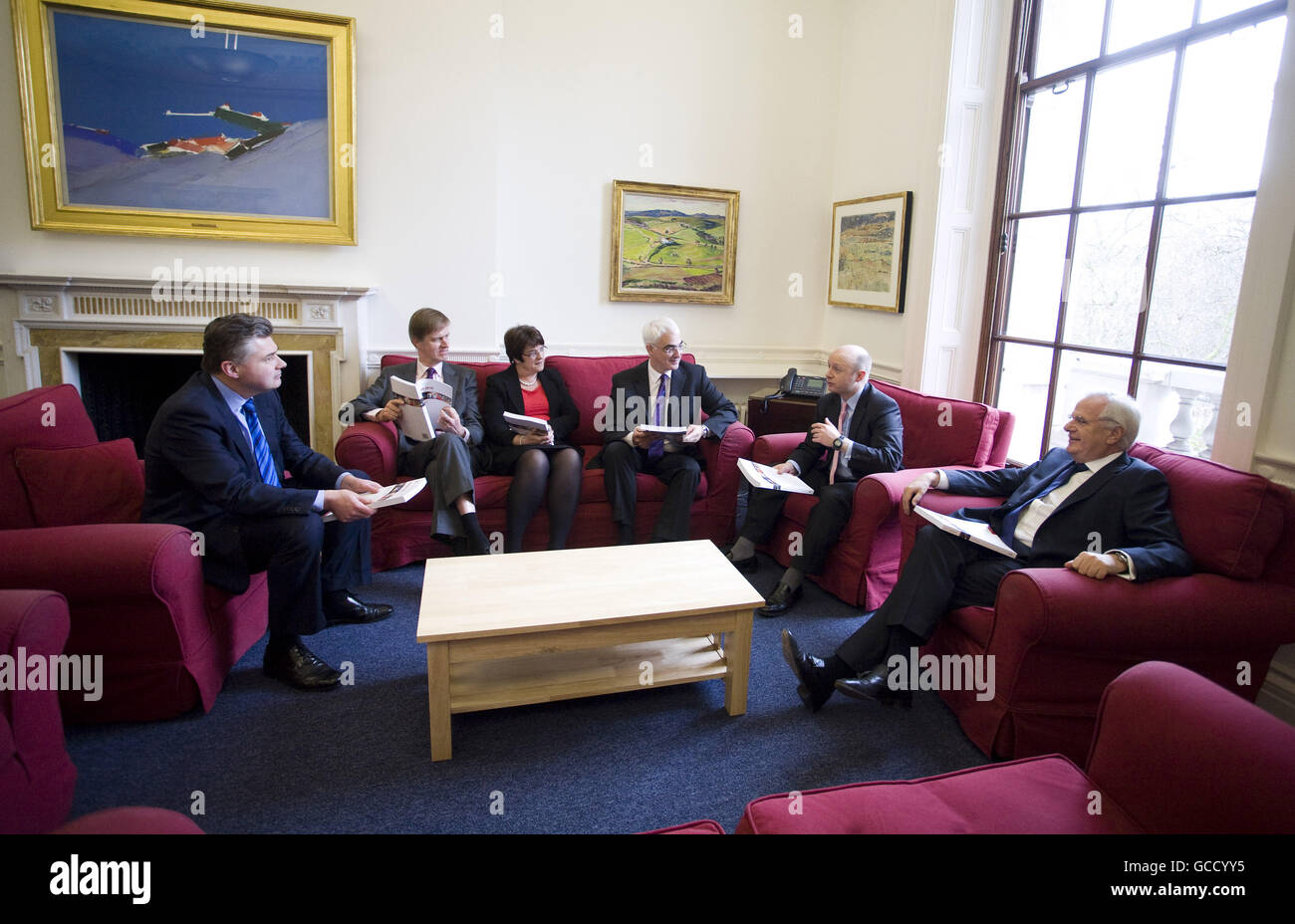 Les ministres du Trésor, de gauche à droite, Ian Pearson, le secrétaire au trésor du Royaume-Uni pour l'économie, Stephen Timms, le secrétaire aux finances du Royaume-Uni, Sarah McCarthy Fry, la secrétaire au trésor du Royaume-Uni, Alistair Darling, le chancelier de l'Échiquier du Royaume-Uni, Liam Byrne, secrétaire en chef au trésor du Royaume-Uni, Et Paul Myners, ministre du trésor du Royaume-Uni, siège à HM Treasury, Londres, Royaume-Uni Banque D'Images