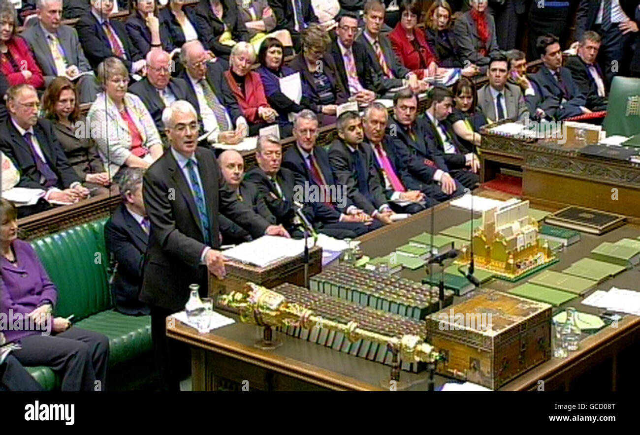 Le chancelier Alistair Darling expose ses plans de dépenses lors de son discours sur le budget à la Chambre des communes à Londres. Banque D'Images