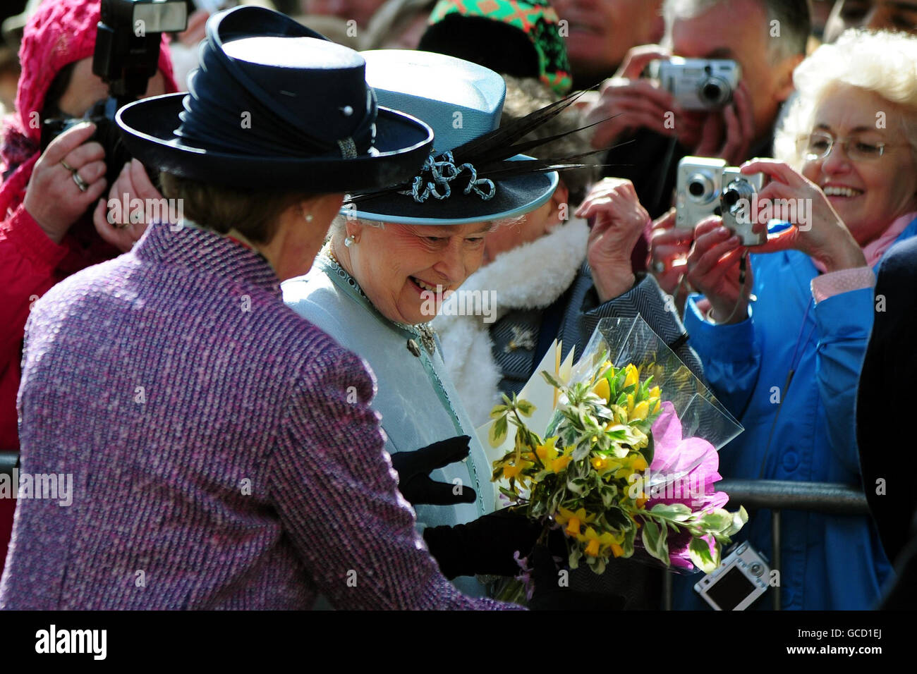 La reine Elizabeth II quitte la cathédrale de Derby après avoir assisté au Royal Maundy Service. Banque D'Images