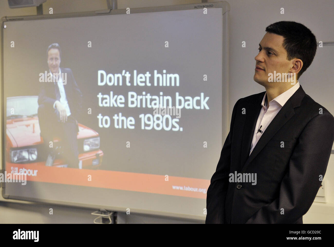 Le secrétaire aux Affaires étrangères David Miliband, lors du lancement de la dernière campagne d'affiches de son parti, à Basildon, dans l'Essex, dépeignant le chef du Parti conservateur David Cameron comme un détective de la télévision, Gene Hunt, conçu pour ranimer le souvenir des troubles sociaux des années 1980 et du chômage des jeunes. Banque D'Images