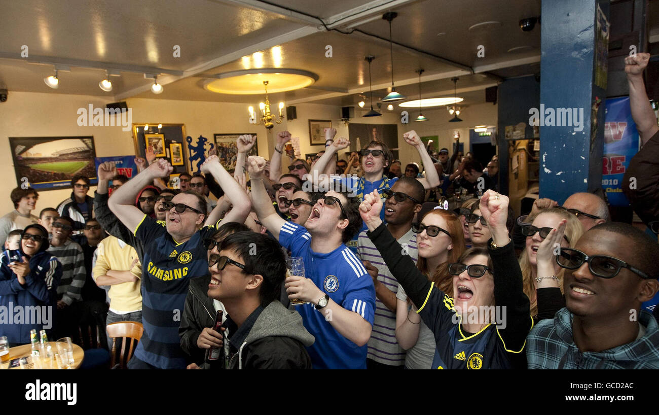 Les fans de Chelsea, qui portent des lunettes 3D au pub de Riley à Kings  Road, Londres, se joignent aux fans de football de tout le pays pour  regarder le haut de