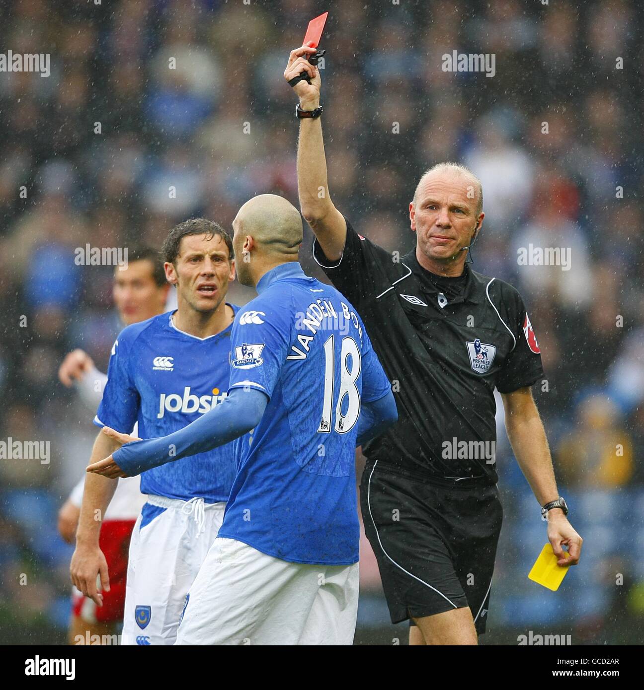 Anthony Vanden Borre (au centre) de Portsmouth est envoyé par l'arbitre Steve Bennett (à droite) Banque D'Images