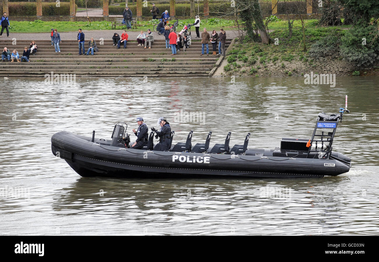 Aviron - course de 2010 Xechaning Boat Race - Oxford / Cambridge - River Thames.La police patrouille la rivière pendant la 156e course de bateaux sur la Tamise, à Londres. Banque D'Images