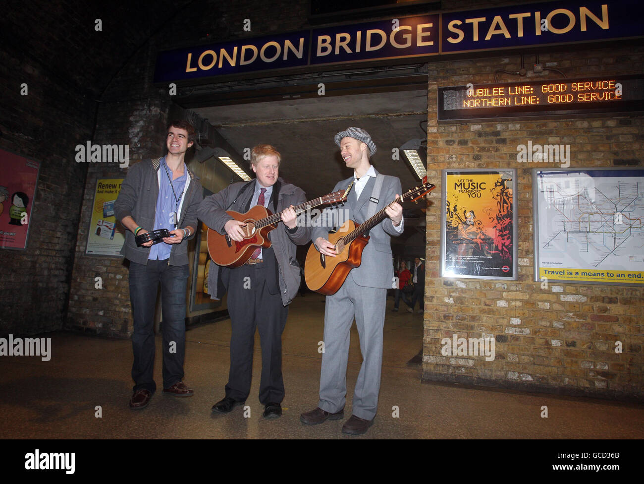 Boris Johnson, maire de Londres, avec Jamie West, vainqueur de l'année dernière, 23 (à droite) et l'un des derniers coureurs de Chris Read (à gauche), à la station de métro London Bridge, Londres. Le maire a lancé un concours pour trouver le meilleur talent musical de la capitale. Banque D'Images