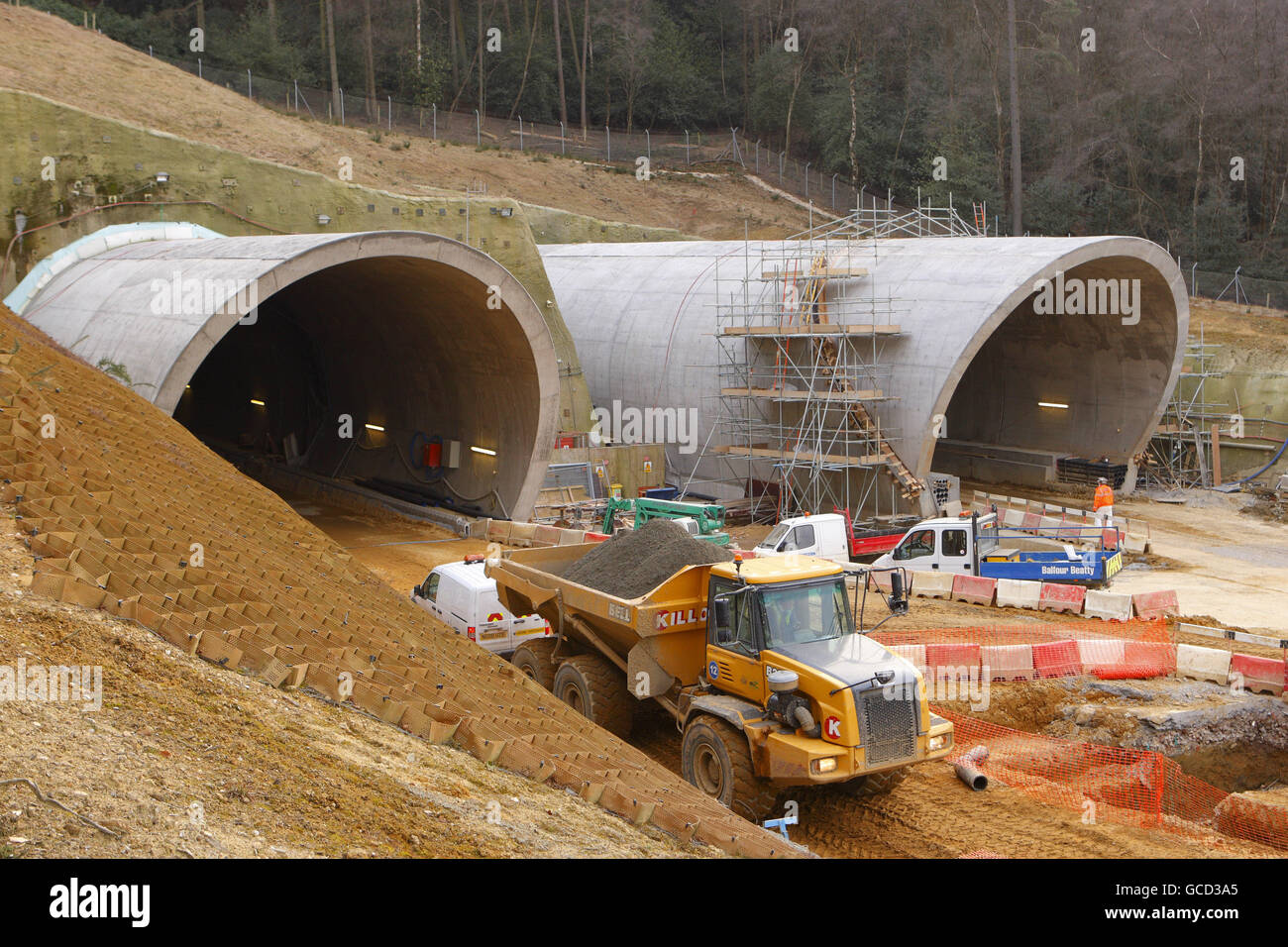 Vue générale de l'extrémité nord des tunnels routiers en construction à Hindhead, dans le Surrey. Le projet de tunnel A3 permettra de compléter la liaison à double chaussée entre Londres et Portsmouth et d'éliminer une importante source de congestion autour du carrefour A3/A287 à Hindhead. La nouvelle route sera longue de 6,4miles et comprend 1,1miles de tunnels forés jumeaux sous le Devil's Punch Bowl, un site d'intérêt scientifique spécial. Banque D'Images