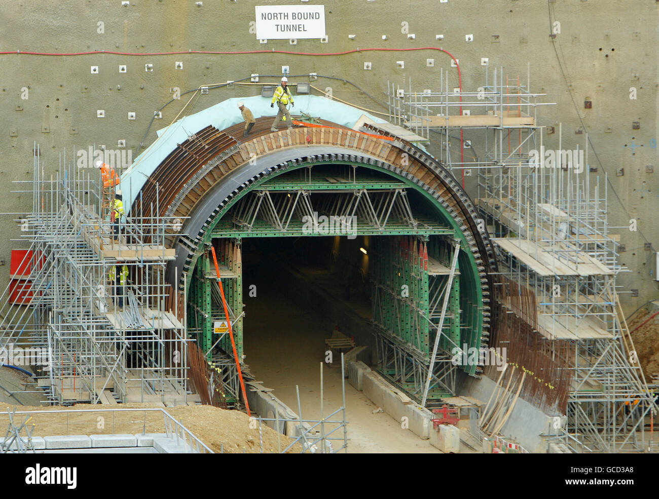 Vue générale de l'extrémité sud des tunnels routiers en construction à Hindhead, dans le Surrey. Le projet de tunnel A3 permettra de compléter la liaison à double chaussée entre Londres et Portsmouth et d'éliminer une importante source de congestion autour du carrefour A3/A287 à Hindhead. La nouvelle route sera longue de 6,4miles et comprend 1,1miles de tunnels forés jumeaux sous le Devil's Punch Bowl, un site d'intérêt scientifique spécial. Banque D'Images
