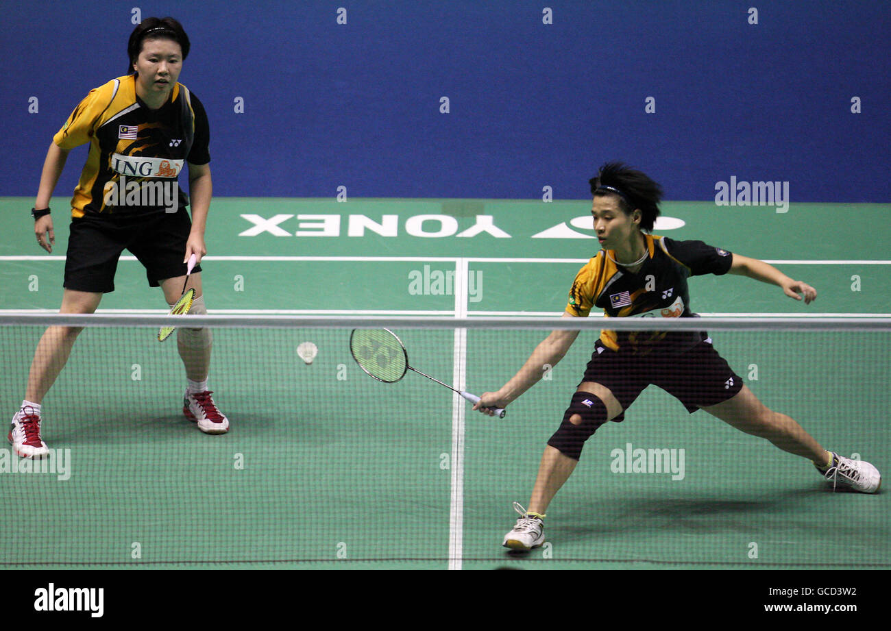 L'ATS de Chin EEI hui et Wong PEI de Malaisie en action contre Meiliana Jauhari et Graysia Polii d'Indonésie le deuxième jour des championnats Yonex All England Open Championships 2010 à la National Indoor Arena de Birmingham Banque D'Images